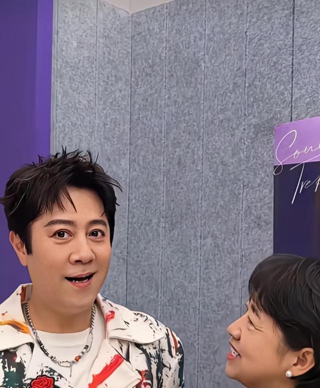 蔡国庆57岁合照引热议，经典歌曲成标签，14张专辑无人知