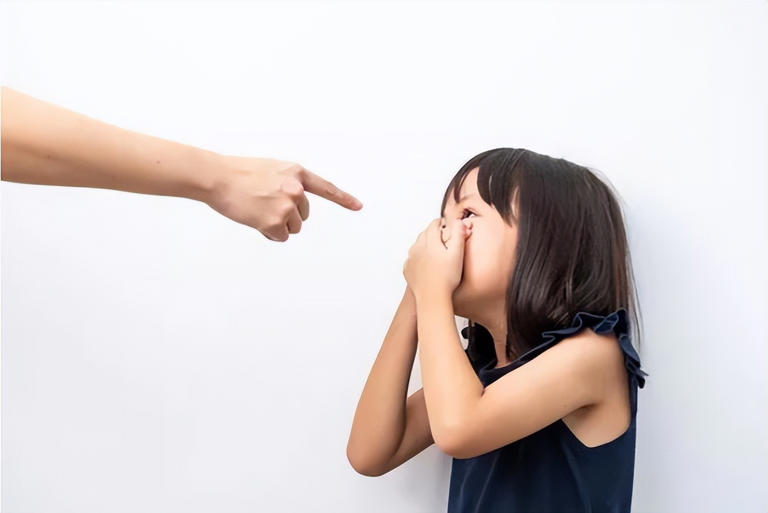 孩子被吼后不说话还求抱抱，知道原因你就不吼了！