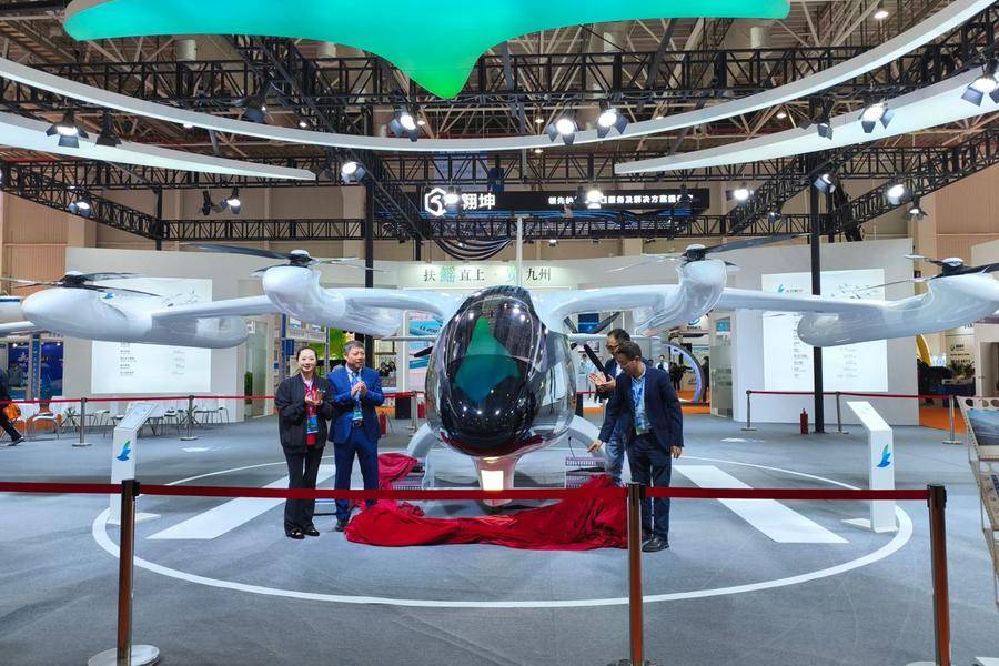 览翌航空客运eVTOL LE200取证构型全尺寸展机全球首秀