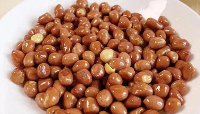 炸花生米，不能先放油！教你3招，出锅焦香酥脆，放半年不回软！