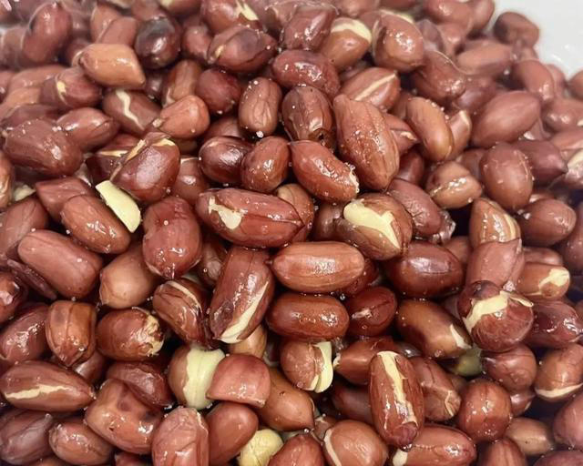 炸花生米，不能先放油！教你3招，出锅焦香酥脆，放半年不回软！