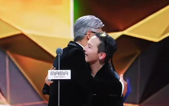 周润发出席MAMA惹争议，台上与权志龙跳舞嬉笑，此前曾取消出席