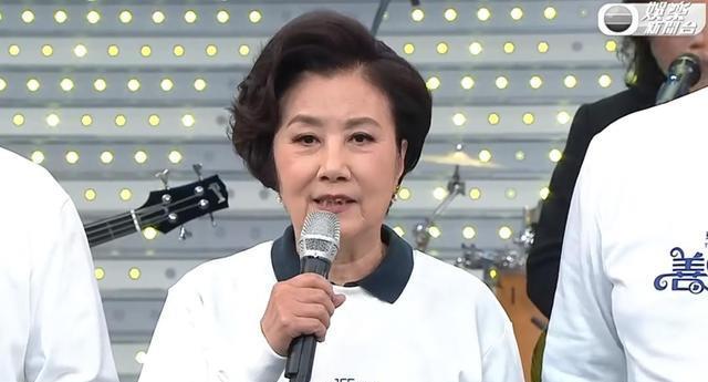 周润发出席MAMA惹争议，台上与权志龙跳舞嬉笑，此前曾取消出席