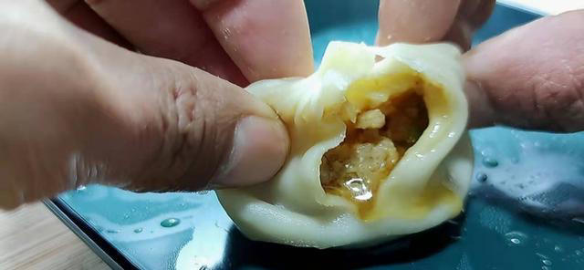 大厨教你做灌汤包，鲜香味美又多汁，学会你也能开个早餐店了