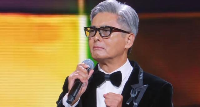 周润发出席MAMA惹争议，台上与权志龙跳舞嬉笑，此前曾取消出席