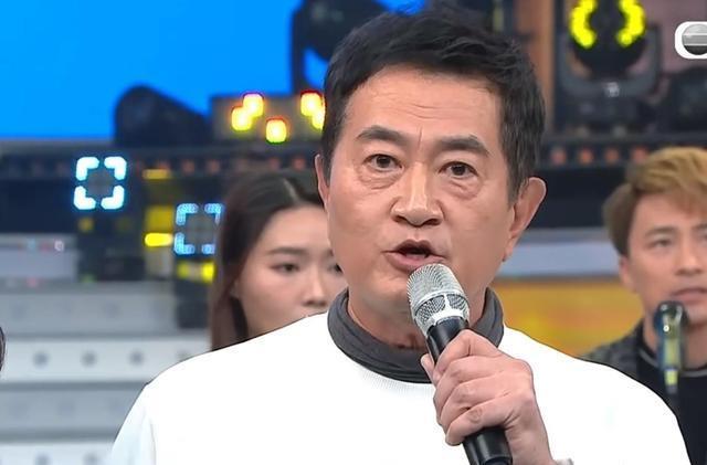 周润发出席MAMA惹争议，台上与权志龙跳舞嬉笑，此前曾取消出席