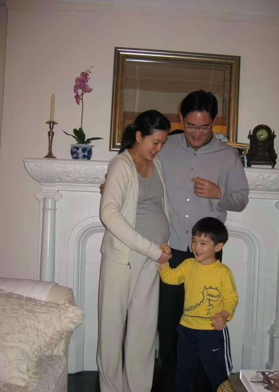 林世玲参加儿子海军结业式！母子俩长得太像，和前夫李在镕罕同框