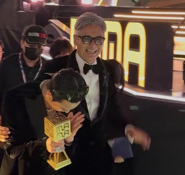 周润发出席MAMA惹争议，台上与权志龙跳舞嬉笑，此前曾取消出席