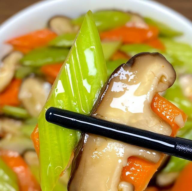 建议中老年人多吃高钾食物，腿脚有劲，肝脏有活力，人更精神