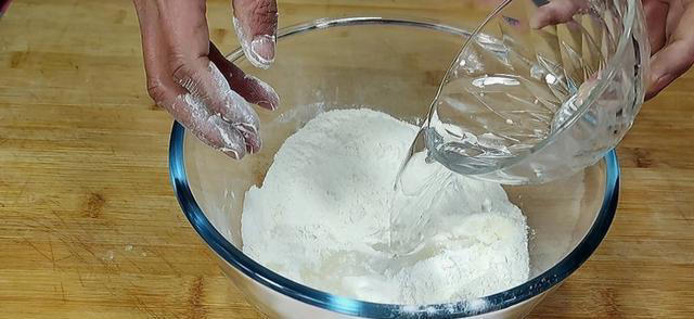 大厨教你做灌汤包，鲜香味美又多汁，学会你也能开个早餐店了