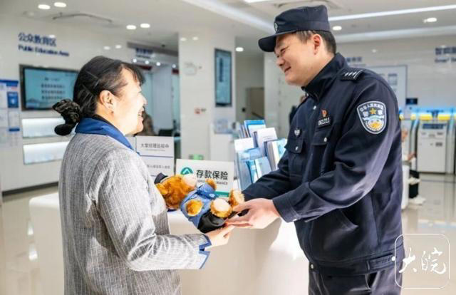 捡到装有10万现金的包裹，她报警急寻失主