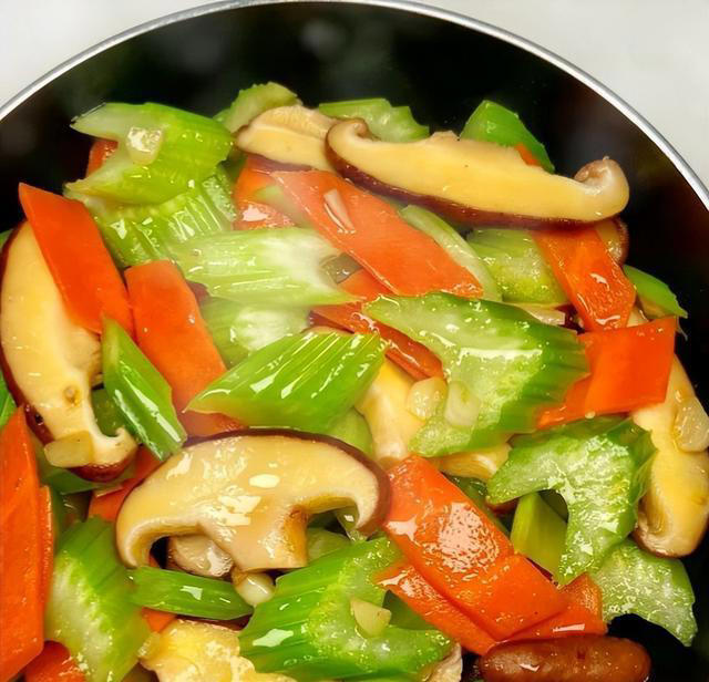 建议中老年人多吃高钾食物，腿脚有劲，肝脏有活力，人更精神