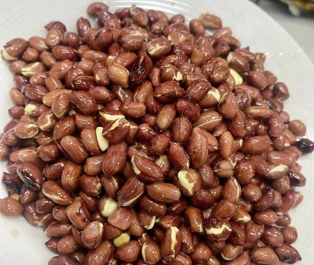 炸花生米，不能先放油！教你3招，出锅焦香酥脆，放半年不回软！