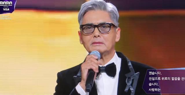 周润发出席MAMA惹争议，台上与权志龙跳舞嬉笑，此前曾取消出席