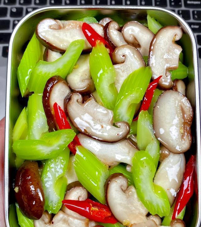 建议中老年人多吃高钾食物，腿脚有劲，肝脏有活力，人更精神