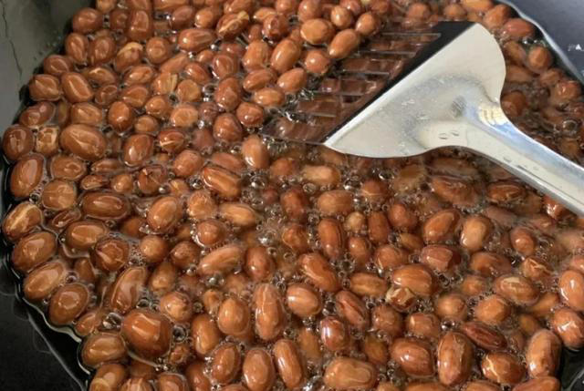 炸花生米，不能先放油！教你3招，出锅焦香酥脆，放半年不回软！