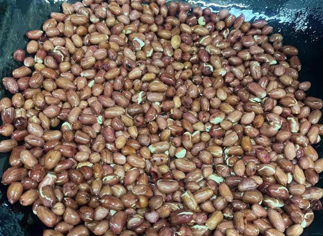 炸花生米，不能先放油！教你3招，出锅焦香酥脆，放半年不回软！