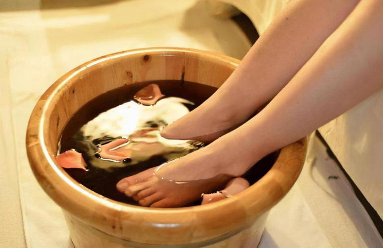 在杭州的冬夜，66岁的李阿姨总有一个习惯：天一黑，热水泡脚、边泡边和老伴话家常。她常说：“泡得一身汗，晚上睡得特别香，气色都好！”左邻右舍的老太太们也争相效仿，被老李夸成“泡脚养生模范”。 可谁也没想到，平静的一晚过后，李阿姨竟然再也没醒来