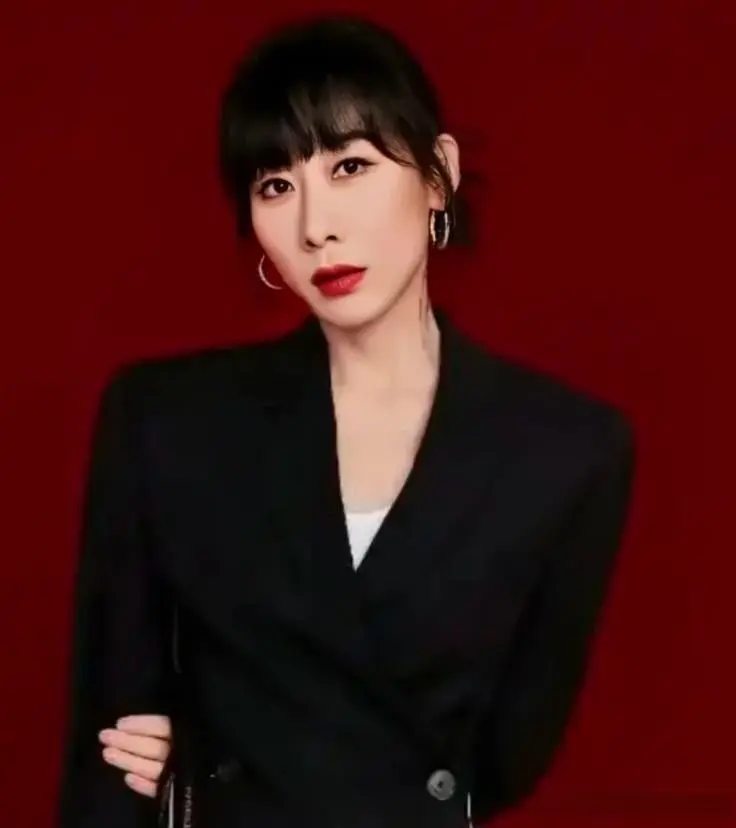 破防了！罗晋任素汐新剧撕开中产伪装：朋友圈贵妇，现实中代购！