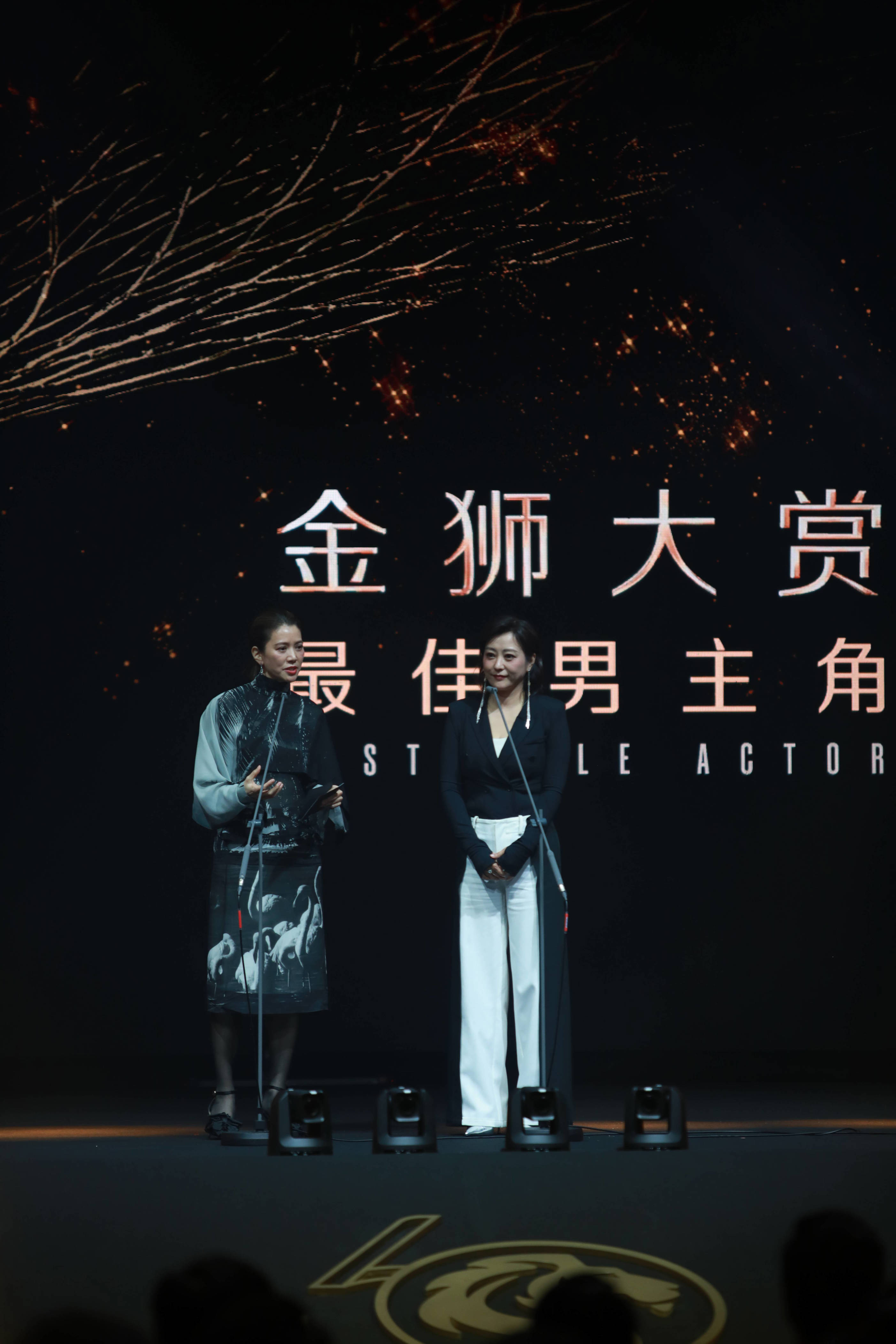 艺人集体破防的抑郁叙事，观众买了谁的单？-虎嗅网, image size:768x1152