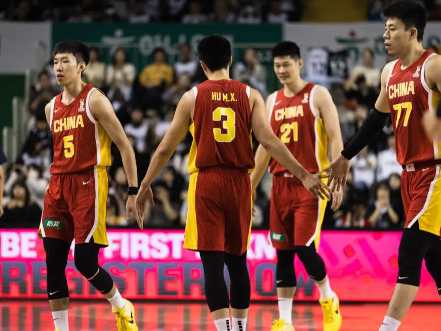 76-90！中国男篮2连败，最大问题曝光，真不怪郭士强，有人拖后腿了