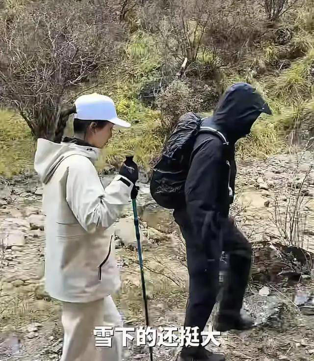 胡歌带田朴珺爬4200米财神山！田朴珺全程撒娇，两人互动更像情侣