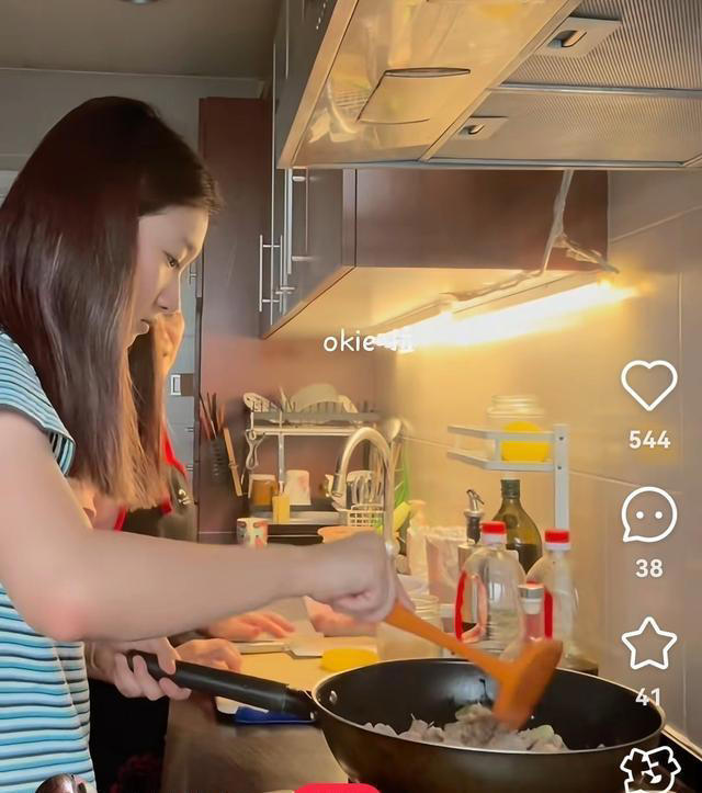 马伊琍大女儿晒和姥姥合影，17岁爱马像爸爸，马伊琍妈妈真年轻