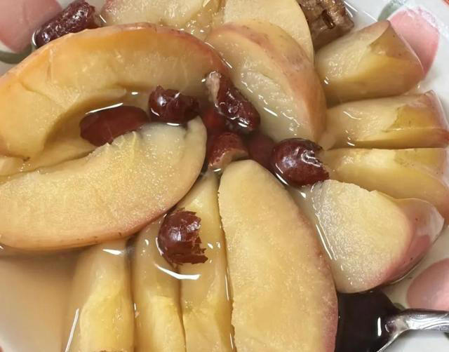 把苹果在锅里蒸一蒸，每年冬天都会这样做，老祖宗方法，太厉害了