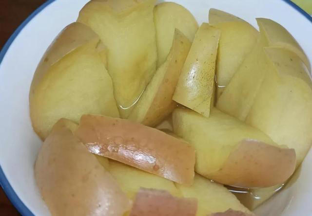 把苹果在锅里蒸一蒸，每年冬天都会这样做，老祖宗方法，太厉害了