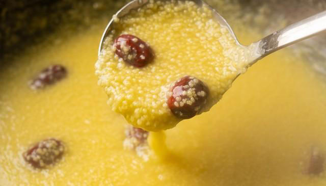 煮小米粥，别直接下锅煮！大厨教你5分钟锁住米油，出锅香浓翻倍