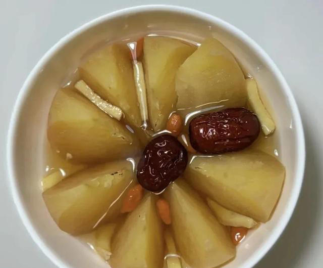 把苹果在锅里蒸一蒸，每年冬天都会这样做，老祖宗方法，太厉害了