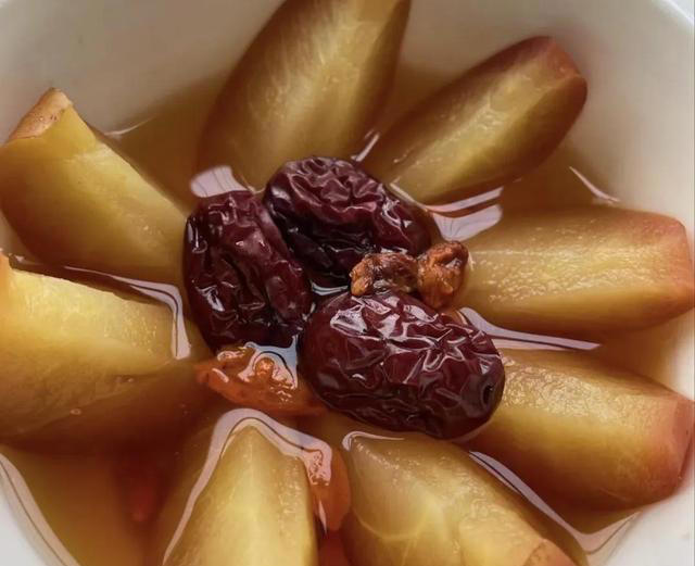 把苹果在锅里蒸一蒸，每年冬天都会这样做，老祖宗方法，太厉害了