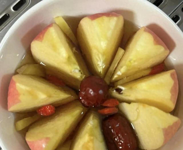 把苹果在锅里蒸一蒸，每年冬天都会这样做，老祖宗方法，太厉害了