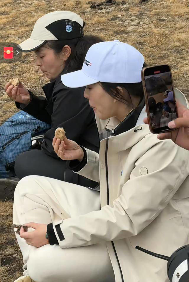 胡歌带田朴珺爬4200米财神山！田朴珺全程撒娇，两人互动更像情侣