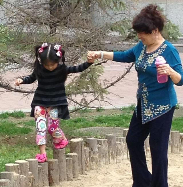 马伊琍大女儿晒和姥姥合影，17岁爱马像爸爸，马伊琍妈妈真年轻