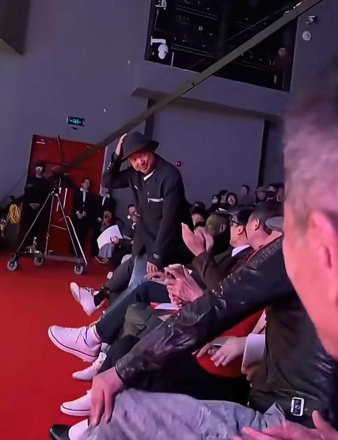 徐峥回上戏参加80周年校庆，被理发阿姨调侃没机会赚他钱，好有梗