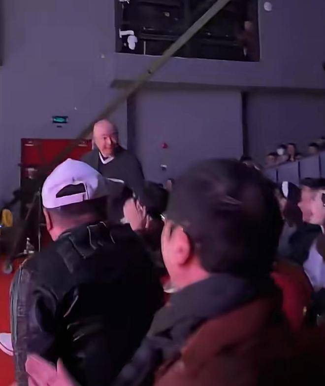 徐峥回上戏参加80周年校庆，被理发阿姨调侃没机会赚他钱，好有梗