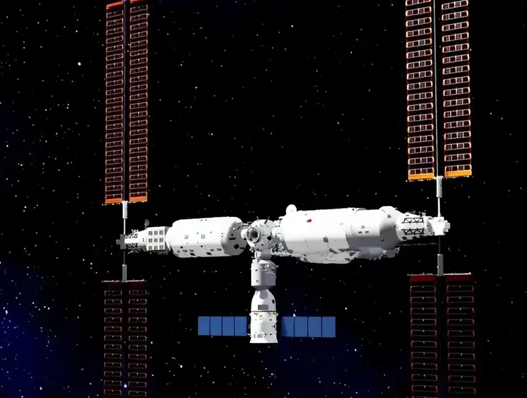 被美国骗了？航天员出舱巡检神舟二十号飞船：画面还原太空原貌