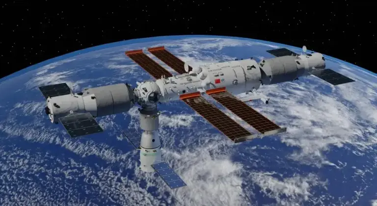 被美国骗了？航天员出舱巡检神舟二十号飞船：画面还原太空原貌