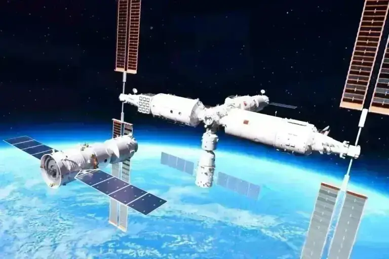 被美国骗了？航天员出舱巡检神舟二十号飞船：画面还原太空原貌