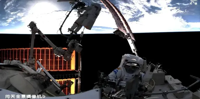 被美国骗了？航天员出舱巡检神舟二十号飞船：画面还原太空原貌
