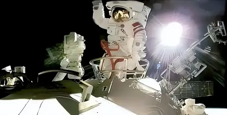 被美国骗了？航天员出舱巡检神舟二十号飞船：画面还原太空原貌