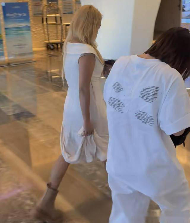 39岁何洁现身活动，一头金发很显黑，小腿粗壮，网友：感觉好邋遢