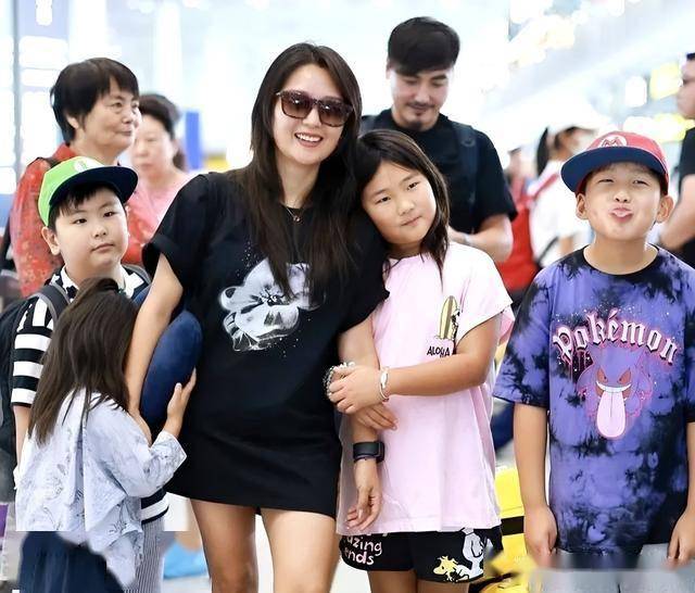 39岁何洁现身活动，一头金发很显黑，小腿粗壮，网友：感觉好邋遢