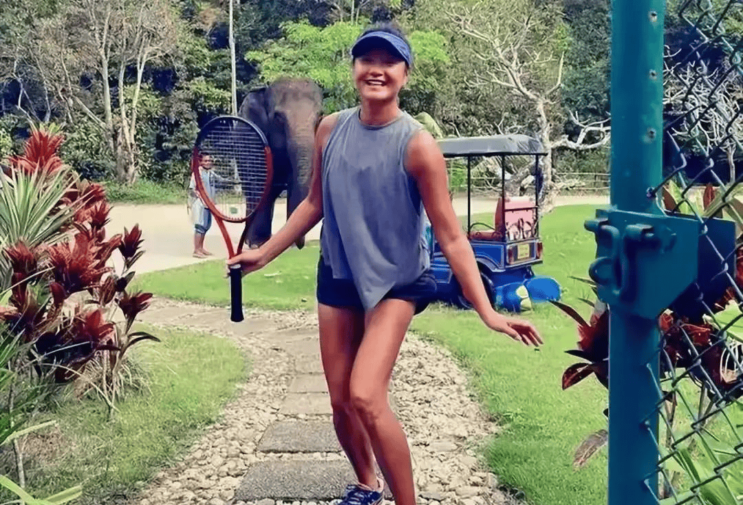 53岁瞿颖近况爆出，与男友隐居泰国9年，抚养男友与前妻两个女儿