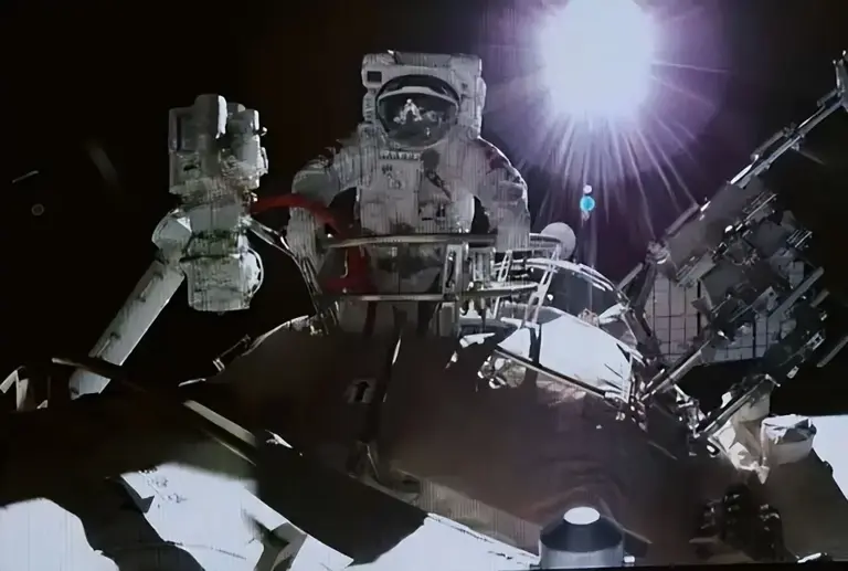 被美国骗了？航天员出舱巡检神舟二十号飞船：画面还原太空原貌