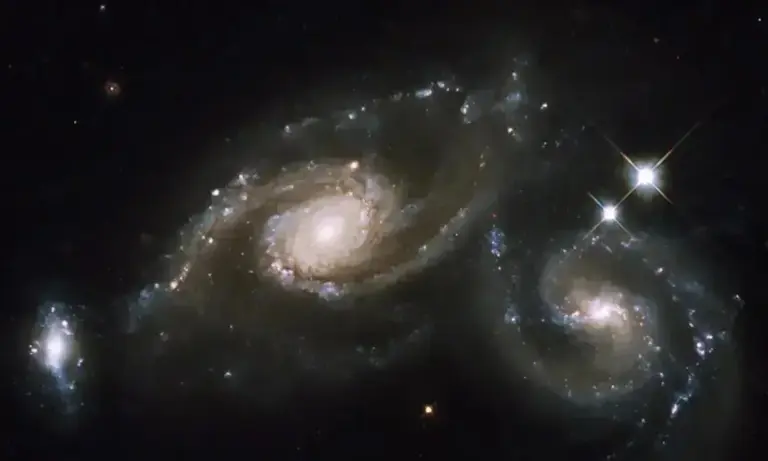 被美国骗了？航天员出舱巡检神舟二十号飞船：画面还原太空原貌