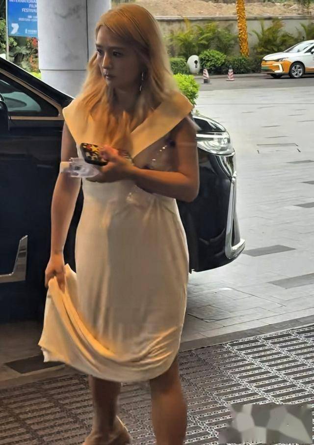 39岁何洁现身活动，一头金发很显黑，小腿粗壮，网友：感觉好邋遢