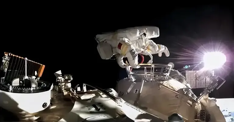 被美国骗了？航天员出舱巡检神舟二十号飞船：画面还原太空原貌