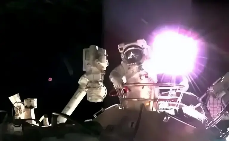 被美国骗了？航天员出舱巡检神舟二十号飞船：画面还原太空原貌